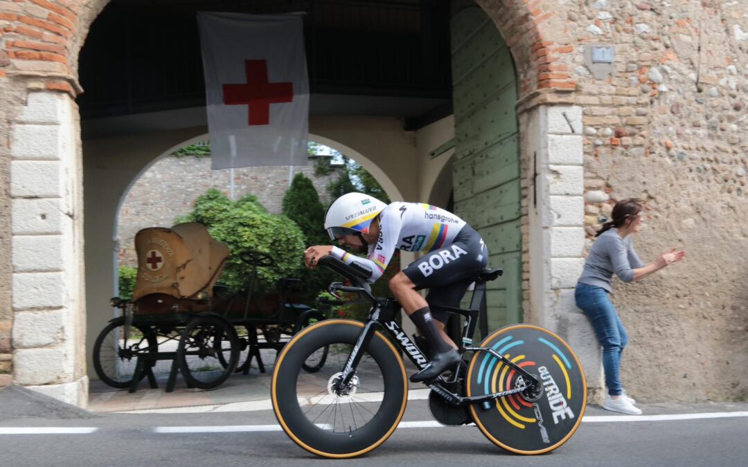 Il Giro d’Italia ha attraversato le terre di nascita della Croce Rossa tra Solferino e Castiglione delle Stiviere